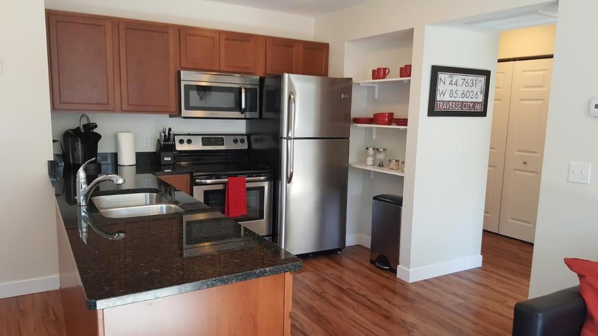 Modern And Pristine Condo -By The Gt Commons Traverse City Buitenkant foto